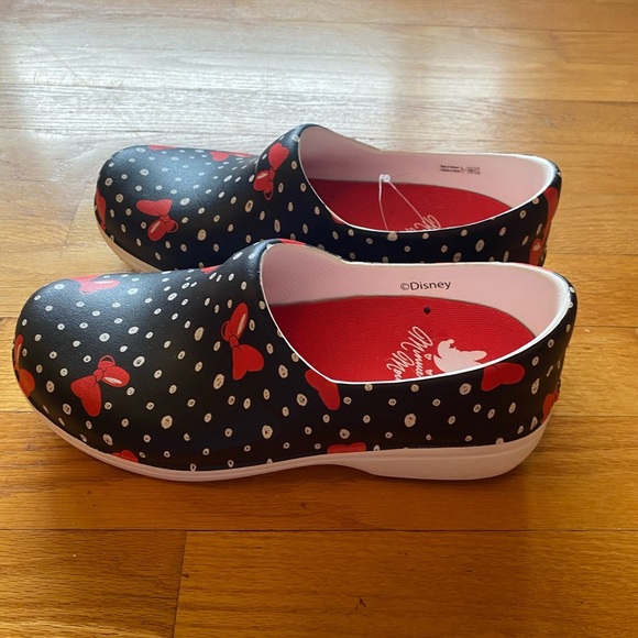 Crocs Minnie Mouse Neria Clogs - Picture 7 of 14